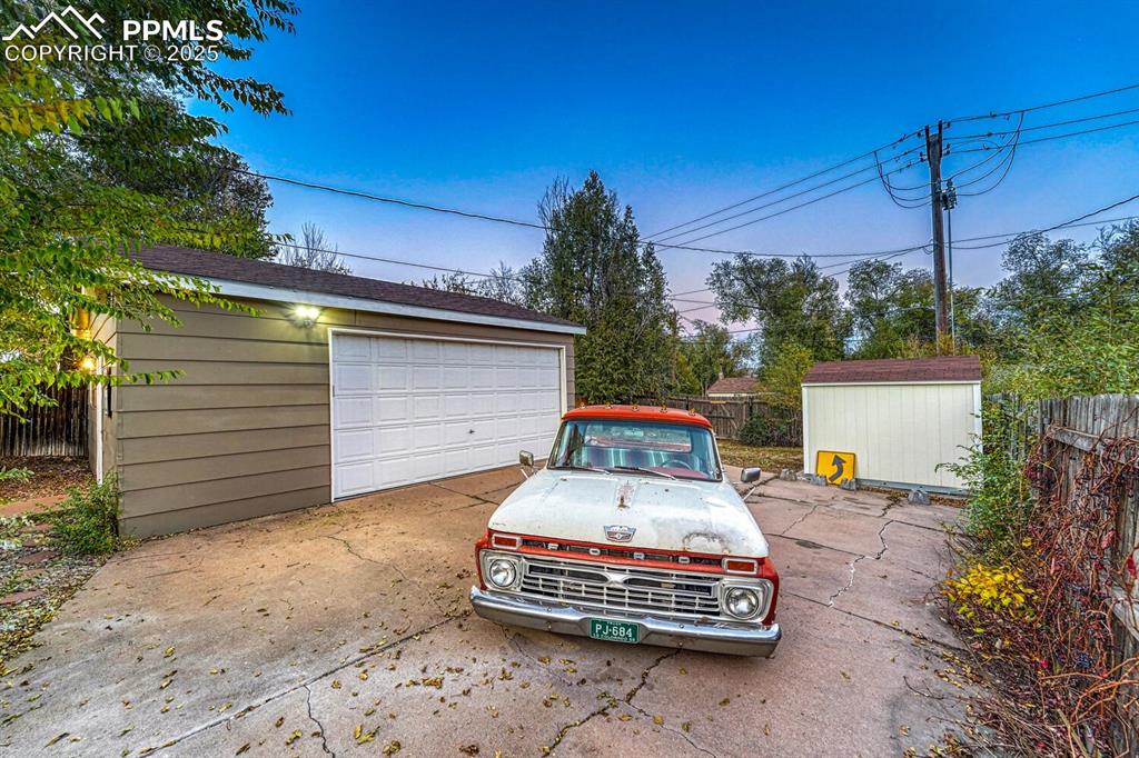 Image 40 of 50: Garage