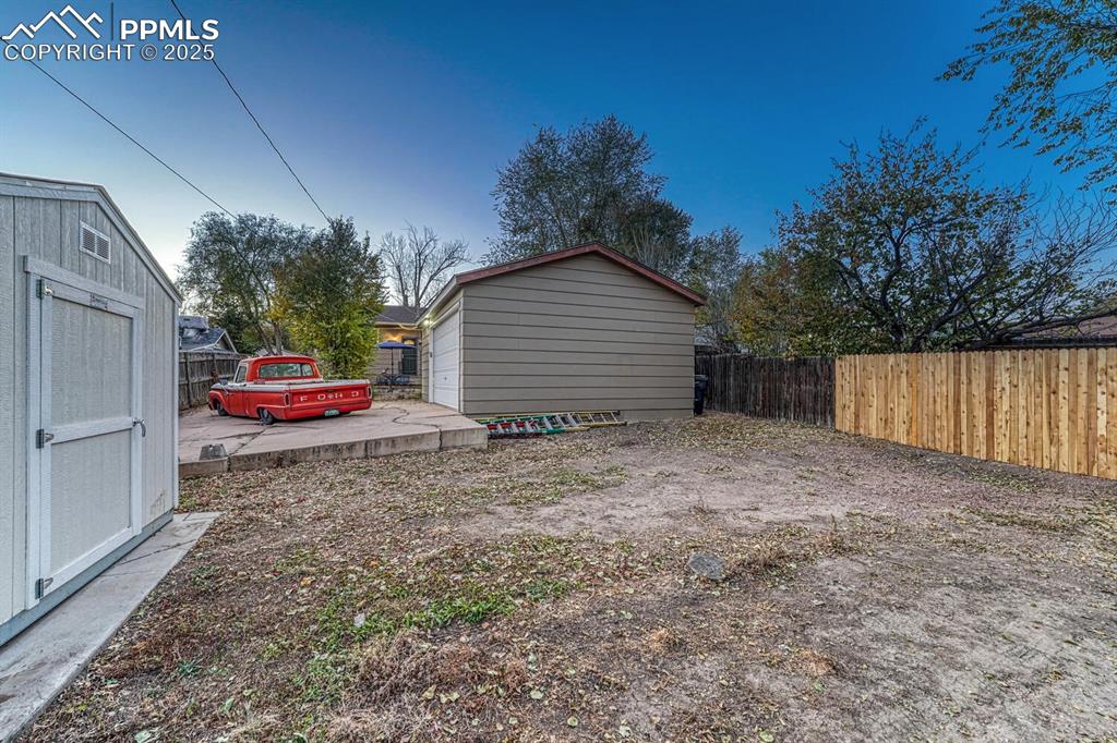 Image 41 of 50: Yard