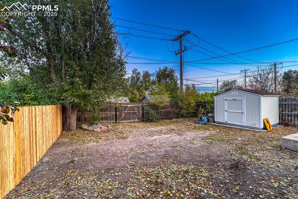 Image 42 of 50: Yard