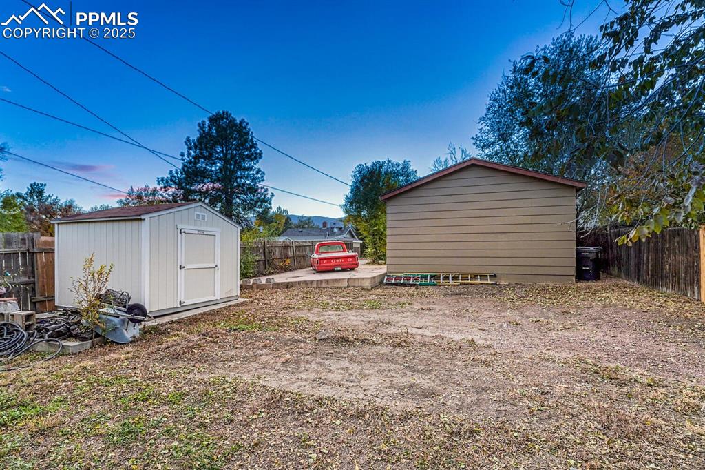 Image 43 of 50: Yard