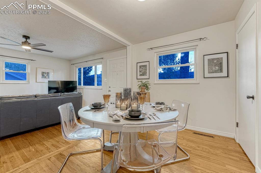 Image 5 of 50: Dining Area