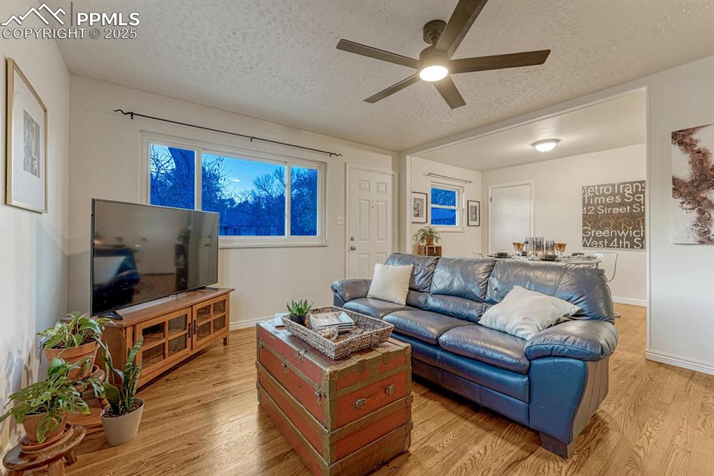 Image 6 of 50: Living Room