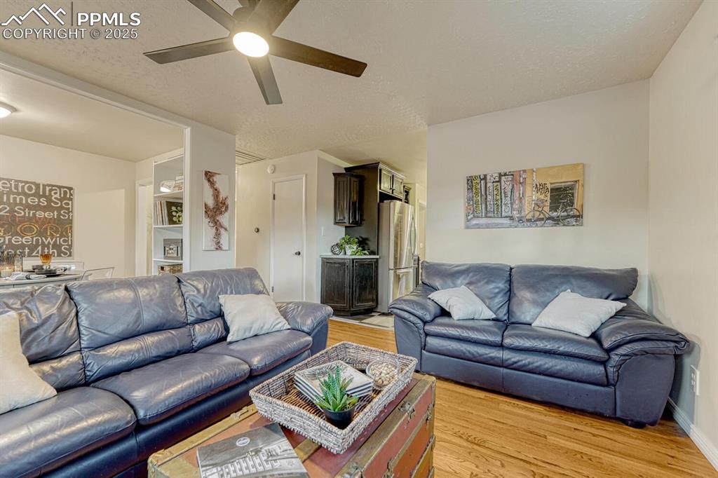 Image 7 of 50: Living Room