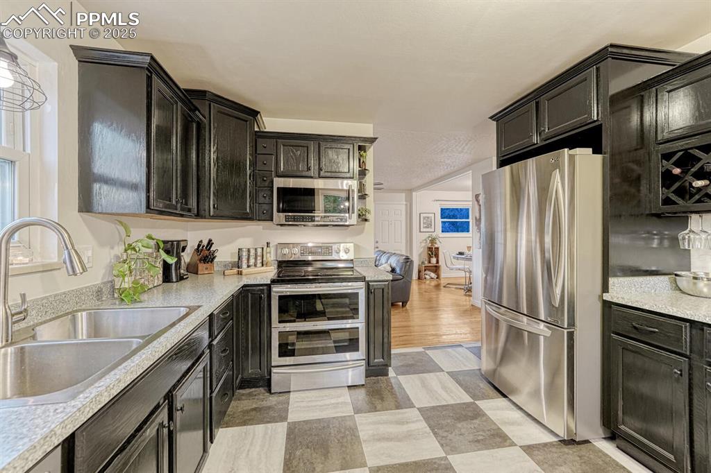 Image 8 of 50: Kitchen