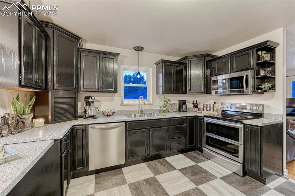 Image 9 of 50: Kitchen