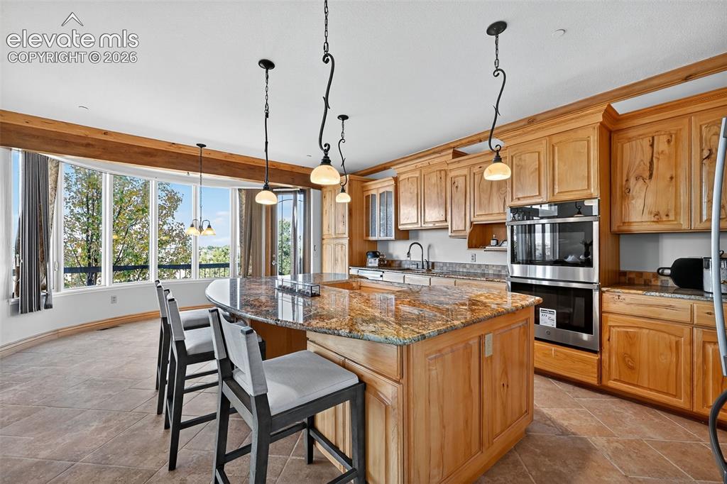 Image 16 of 50: Kitchen