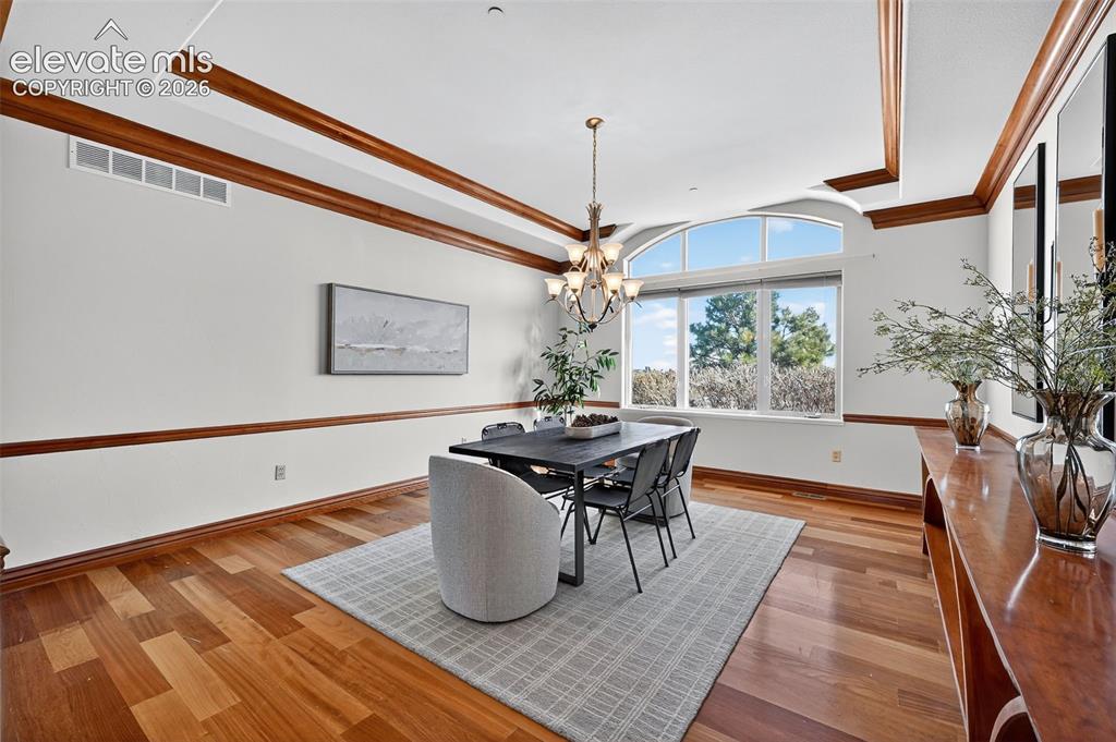 Image 18 of 50: Dining Area