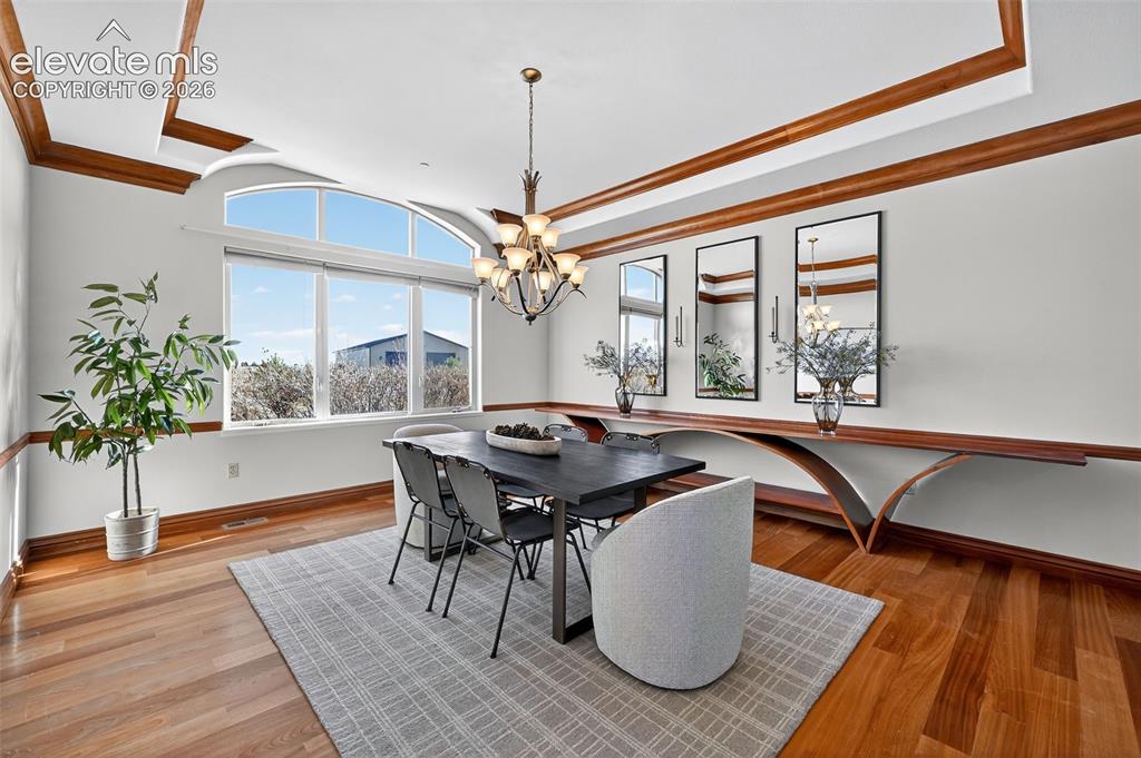 Image 19 of 50: Dining Area