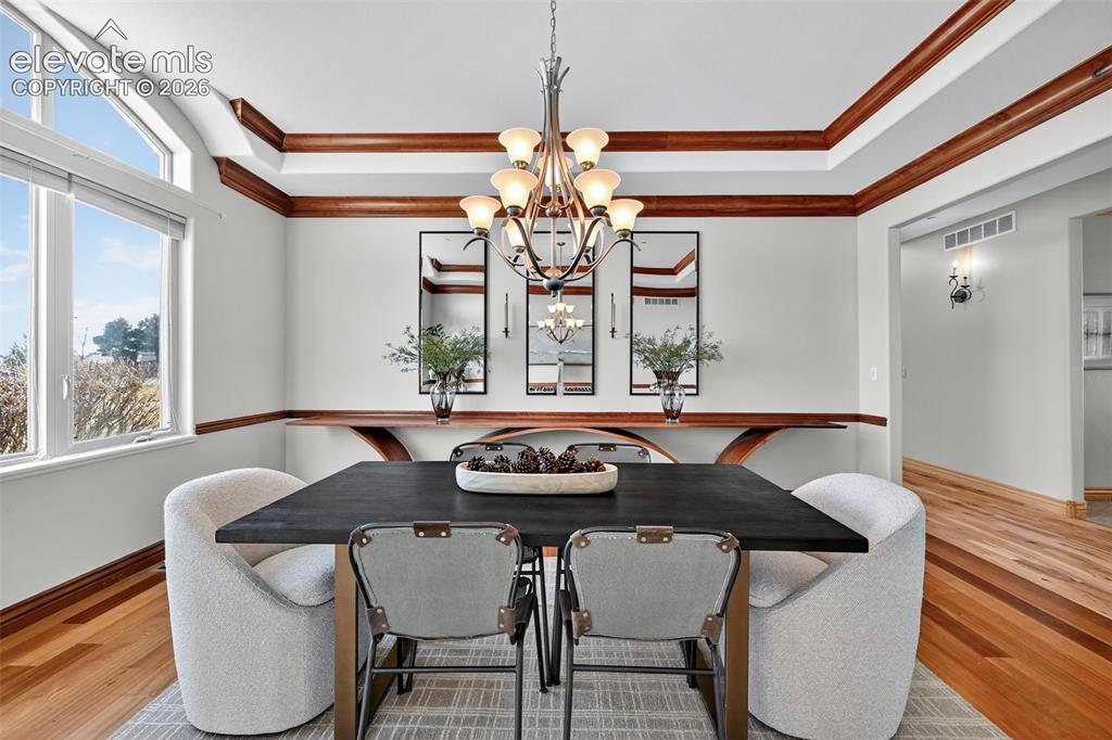 Image 20 of 50: Dining Area