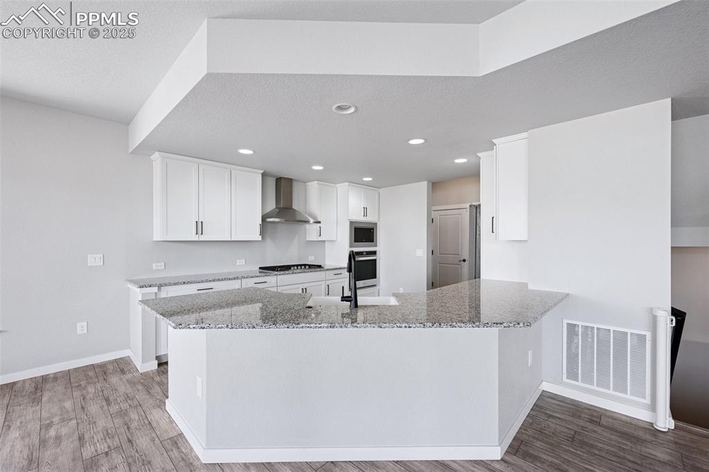 Image 16 of 47: Kitchen