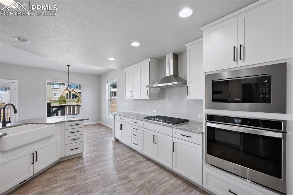 Image 19 of 47: Kitchen