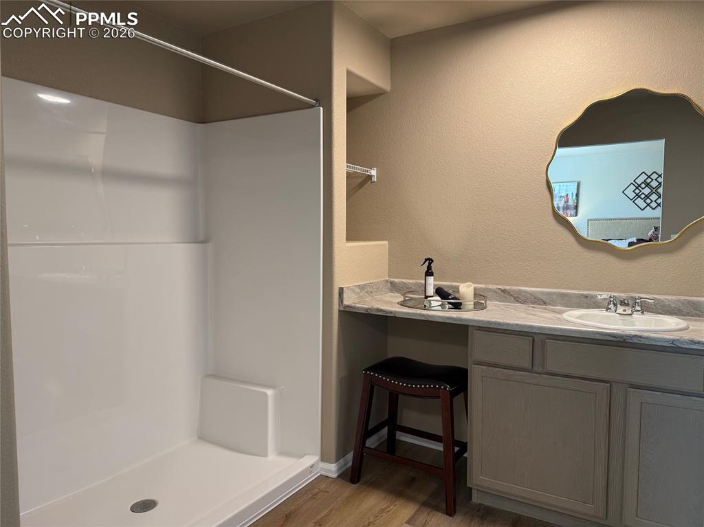 Image 27 of 40: Bathroom