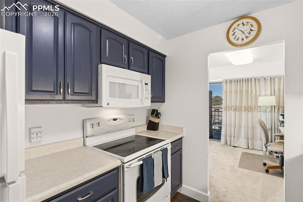 Image 10 of 38: Kitchen