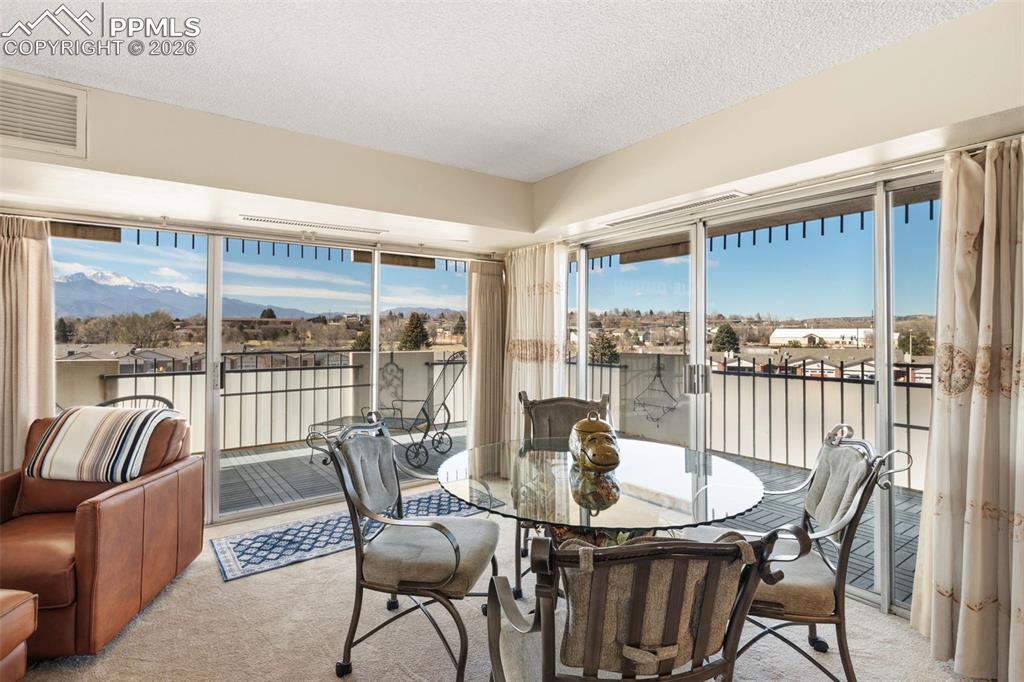 Image 17 of 38: Dining Area