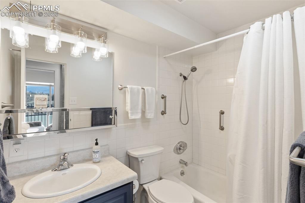 Image 31 of 38: Bathroom