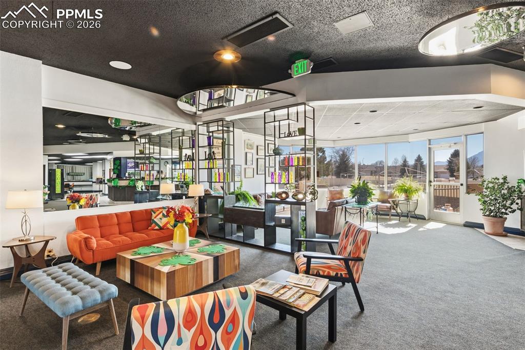 Image 5 of 38: Lobby