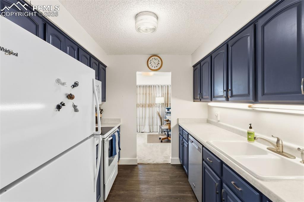 Image 9 of 38: Kitchen