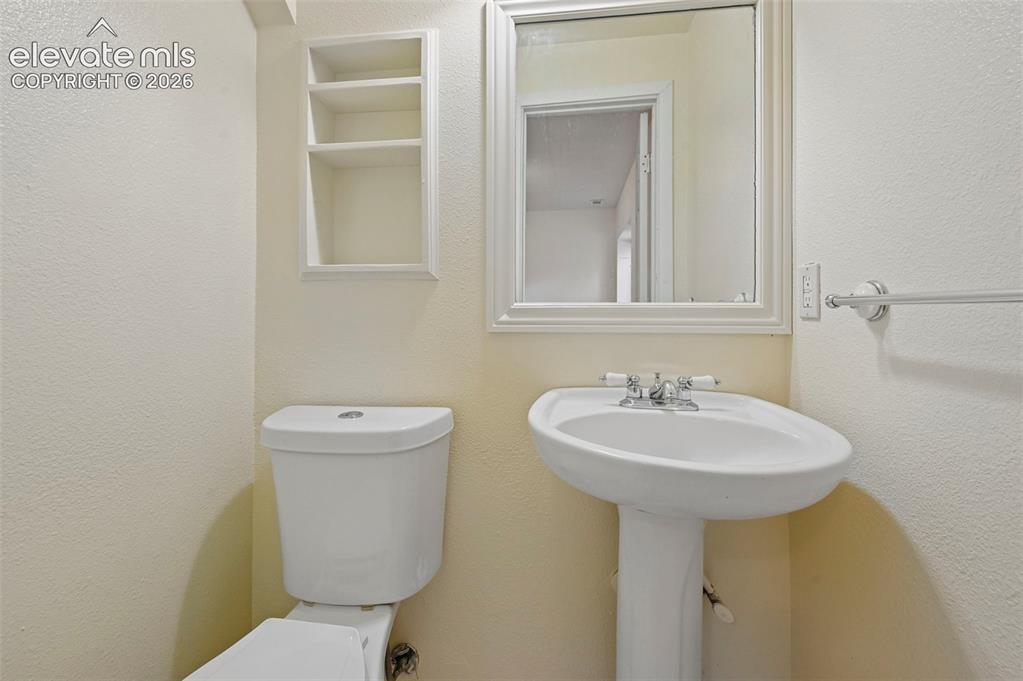 Image 22 of 32: Bathroom
