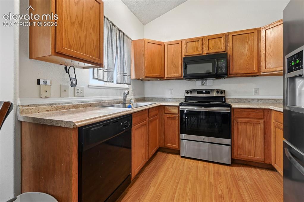 Image 6 of 32: Kitchen