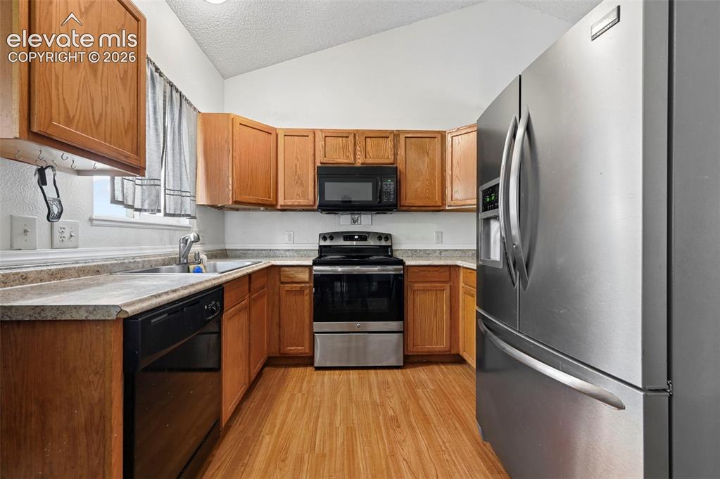 Image 7 of 32: Kitchen