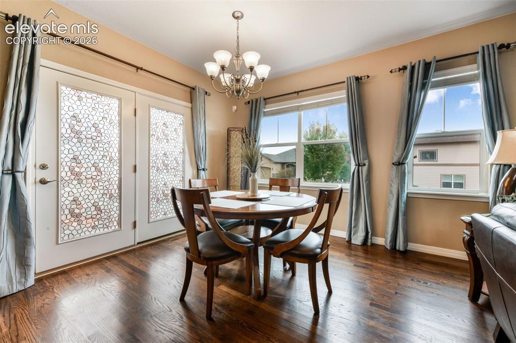 Image 10 of 50: Dining Area