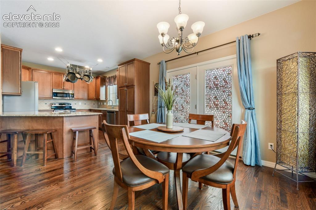 Image 11 of 50: Dining Area