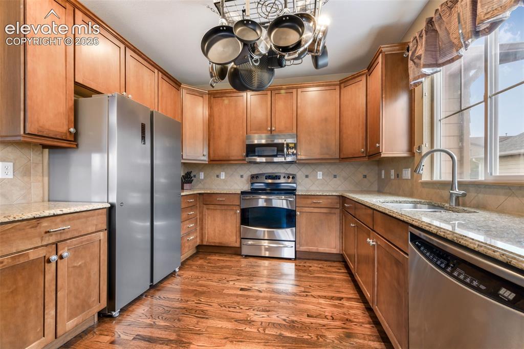 Image 13 of 50: Kitchen