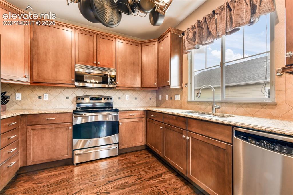 Image 14 of 50: Kitchen