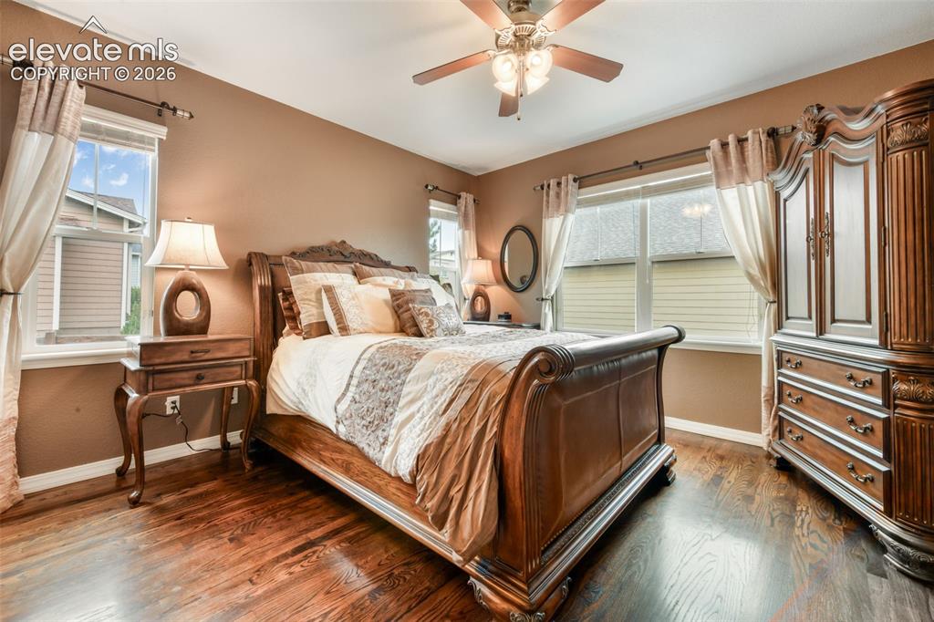 Image 15 of 50: Bedroom