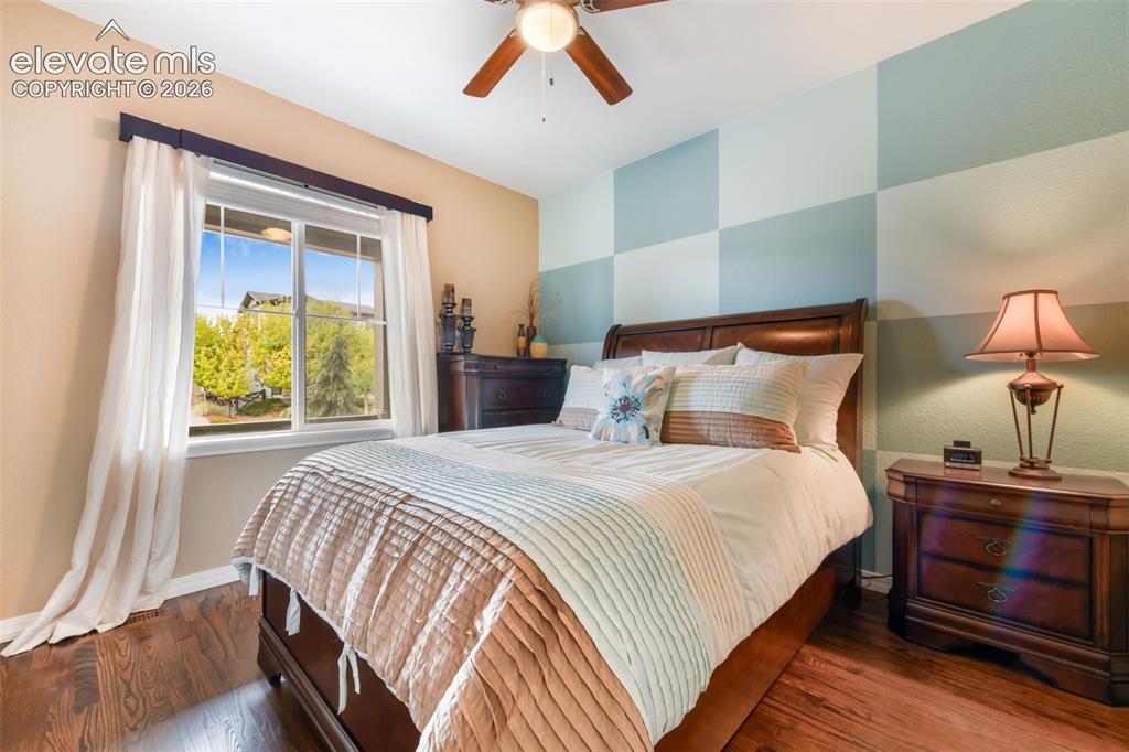 Image 19 of 50: Bedroom