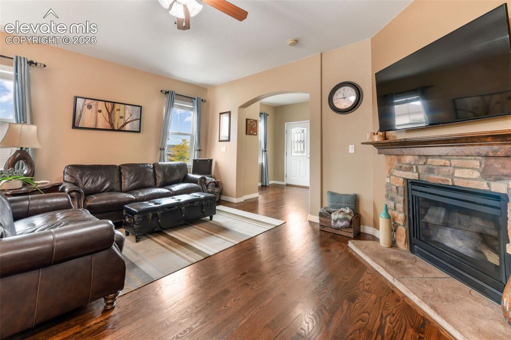 Image 8 of 50: Living Room