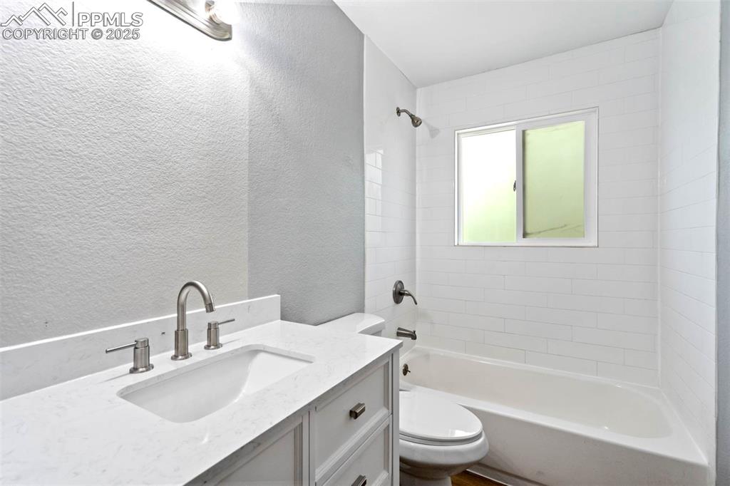 Image 14 of 34: Bathroom