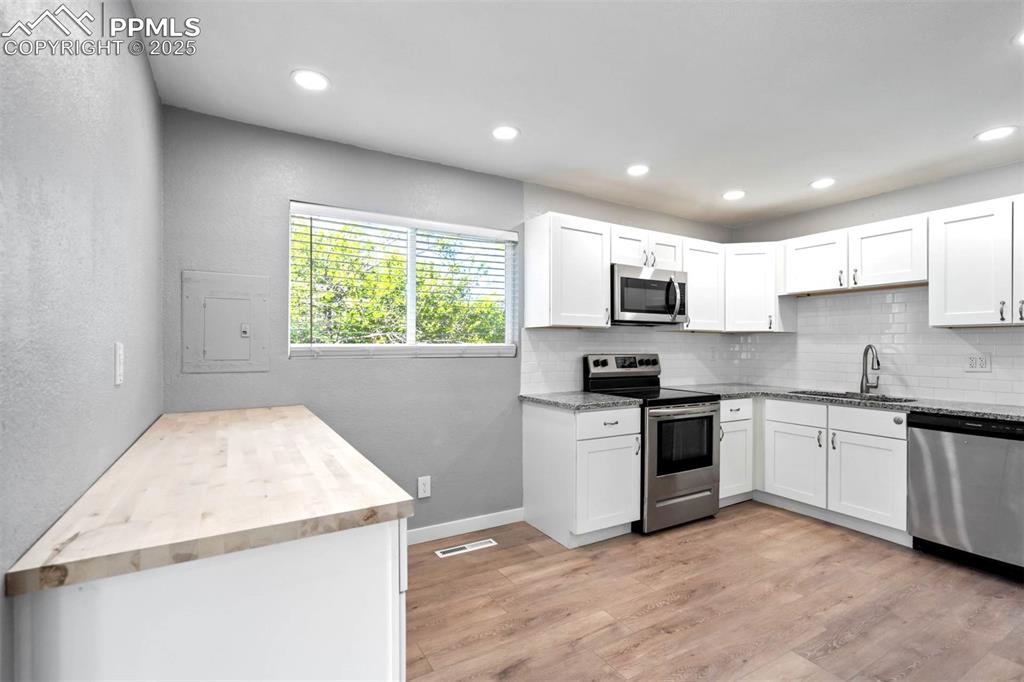 Image 8 of 34: Kitchen