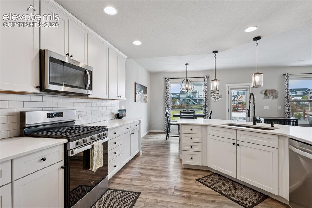 Image 8 of 39: Gas Range