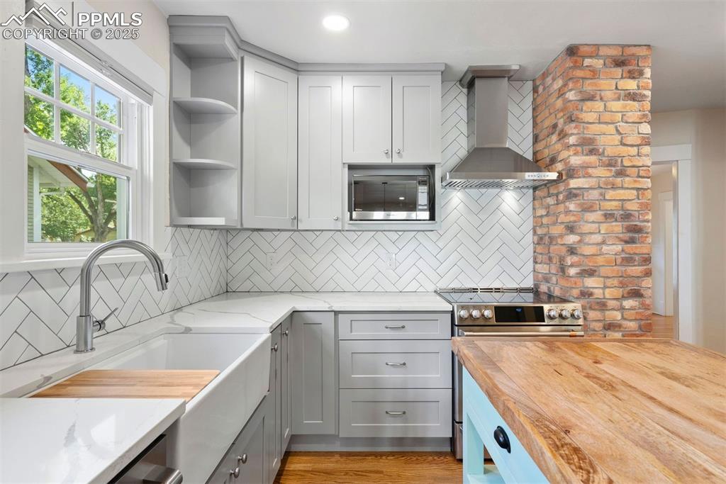 Image 25 of 49: Kitchen