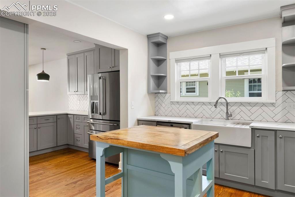 Image 27 of 49: Kitchen