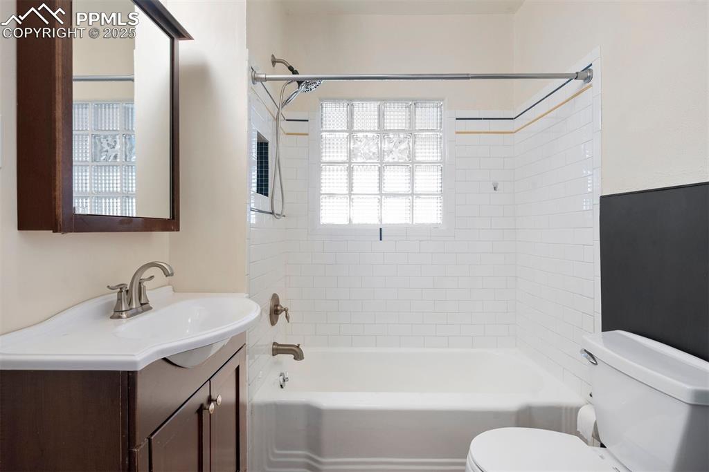 Image 40 of 49: Bathroom