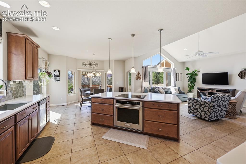 Image 16 of 36: Kitchen