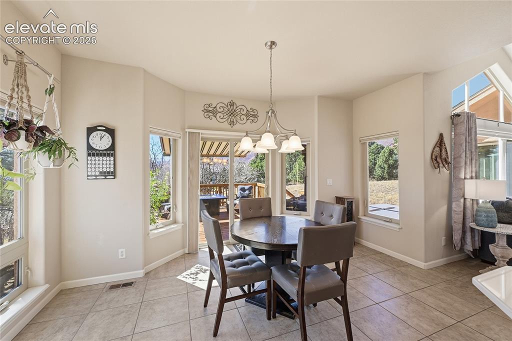 Image 18 of 36: Dining Area