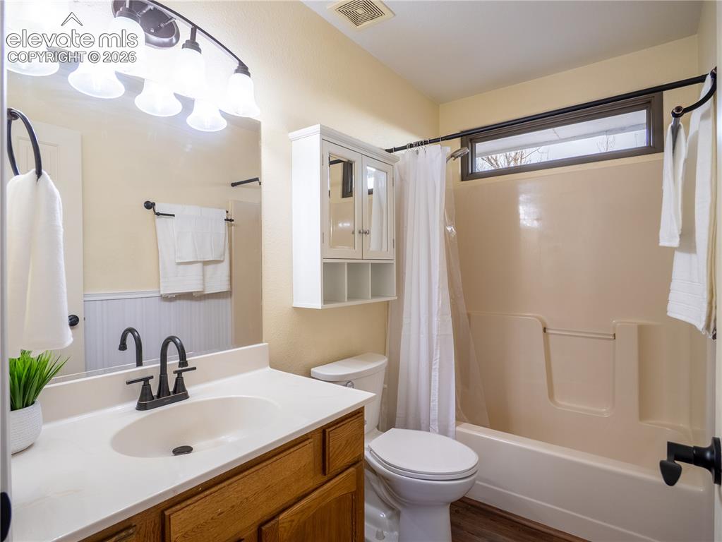 Image 13 of 30: Bathroom