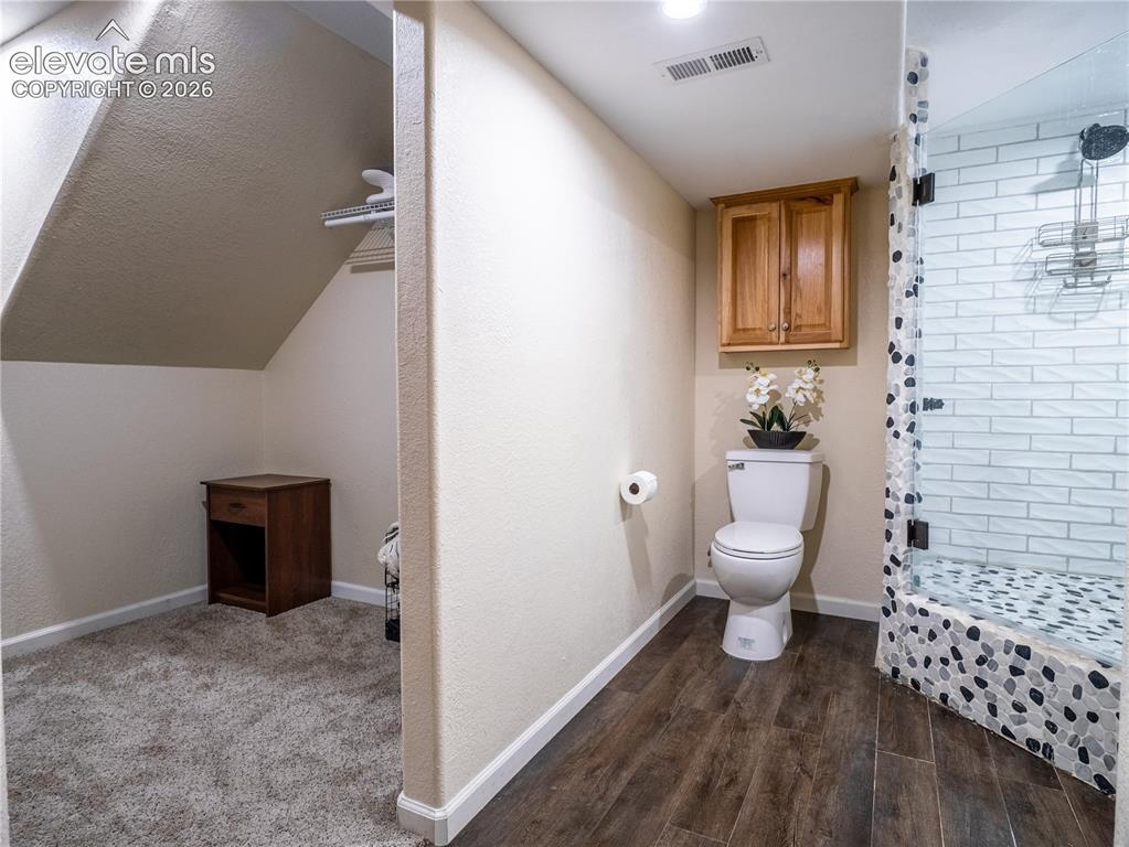 Image 21 of 30: Bathroom