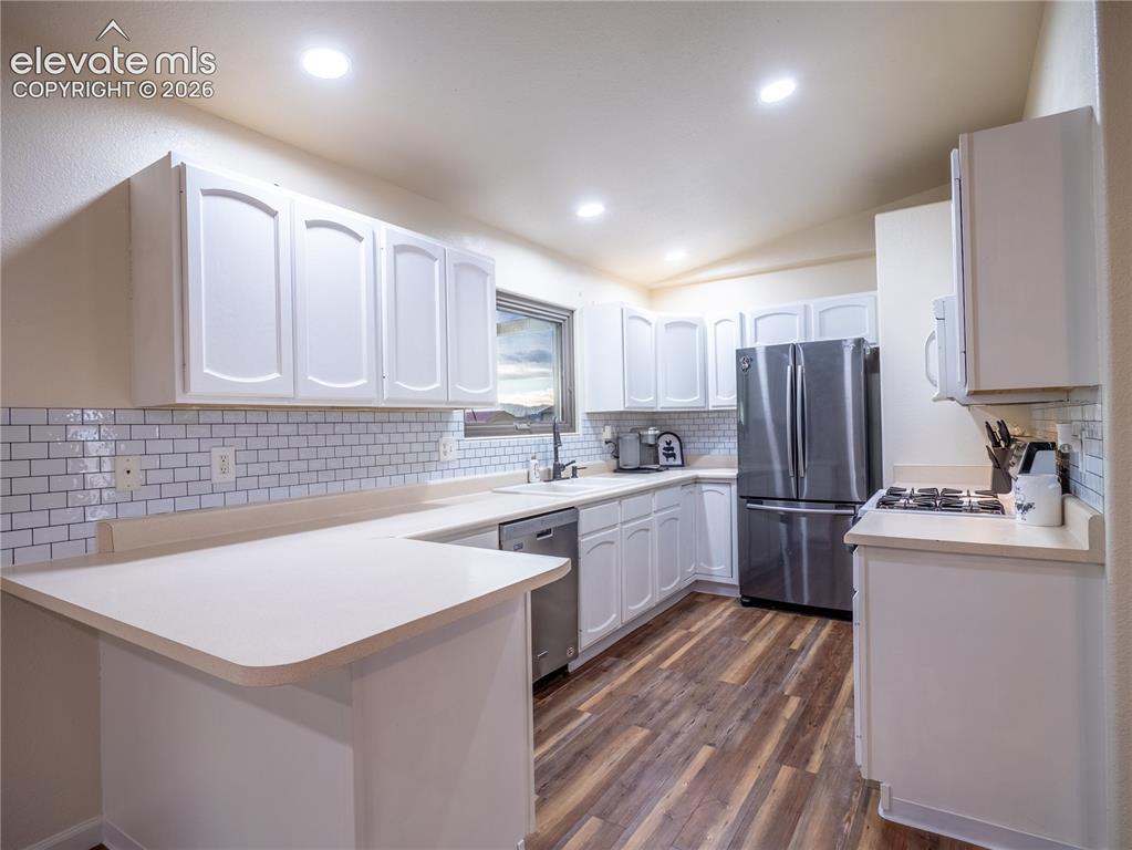 Image 7 of 30: Kitchen