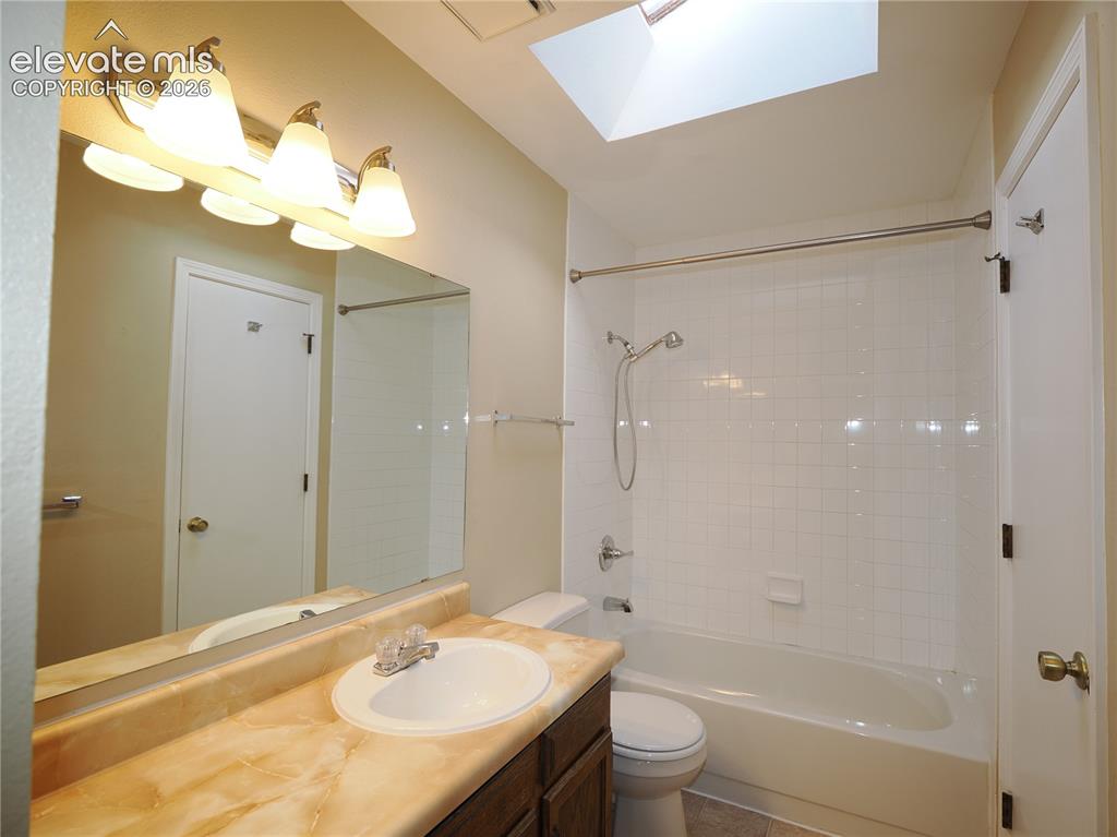 Image 16 of 28: Bathroom