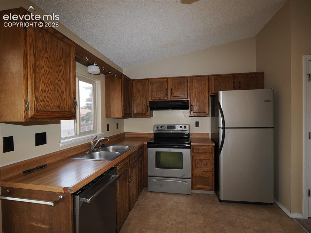 Image 8 of 28: Kitchen