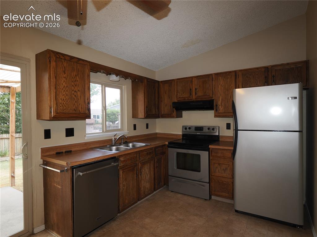 Image 9 of 28: Kitchen