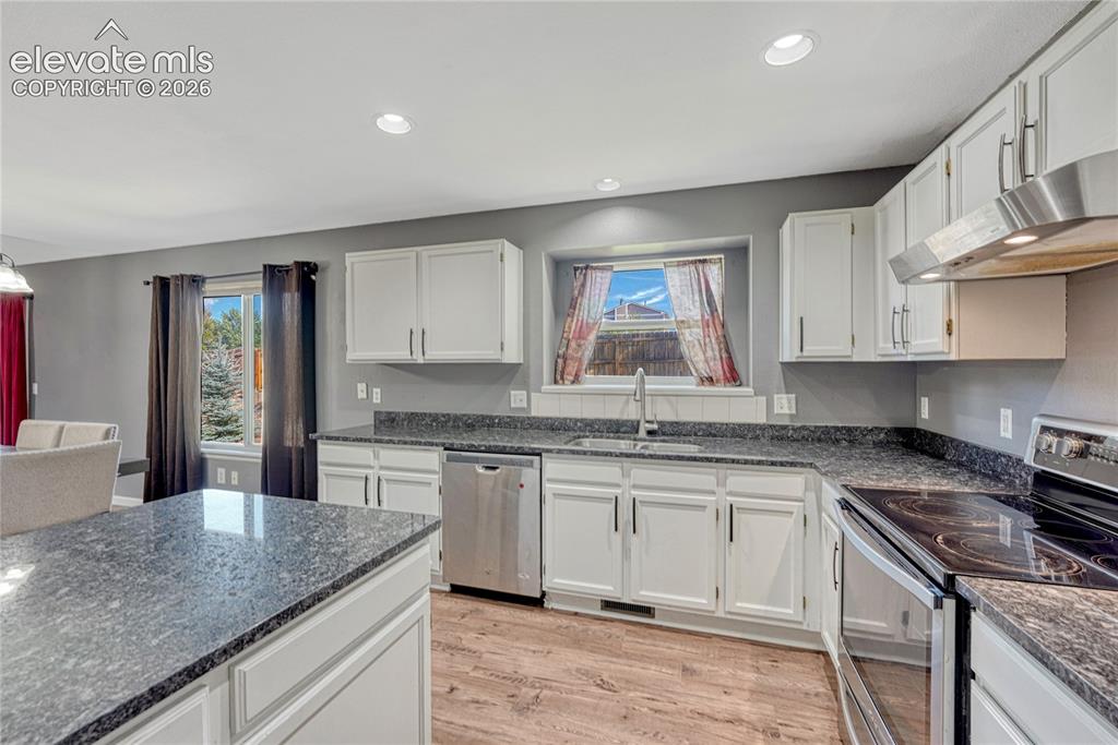 Image 14 of 44: Kitchen