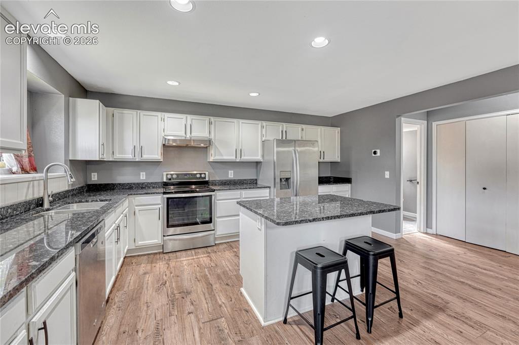 Image 16 of 44: Kitchen