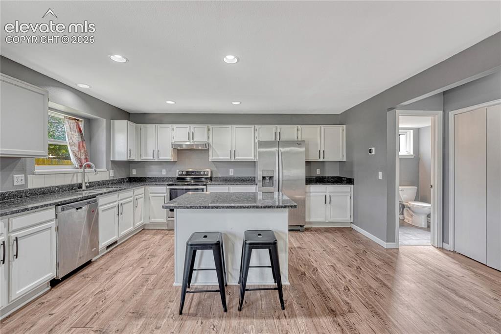 Image 17 of 44: Kitchen