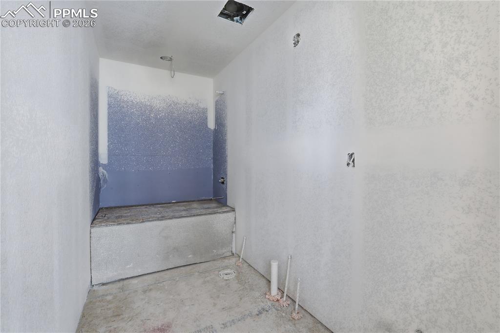 Image 16 of 19: Bathroom