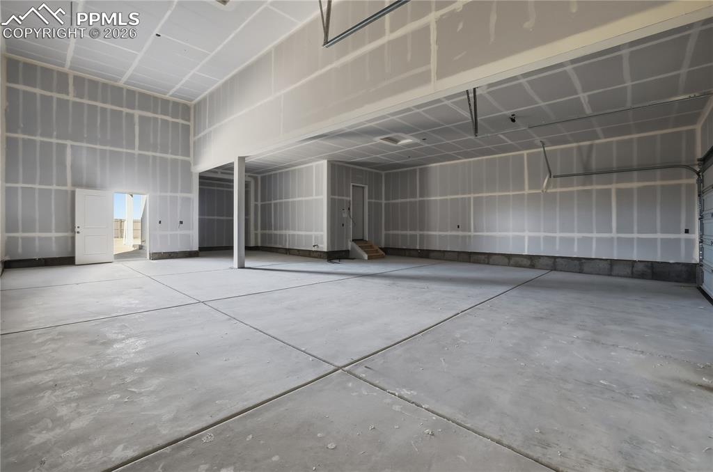 Image 7 of 19: Garage